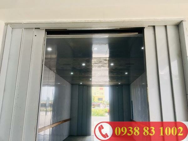 thang máy tải hàng cửa 6 cánh mở trung tâm